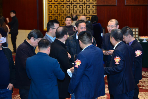 　　企業(yè)家們熱情主動交流，現(xiàn)場氣氛熱絡(luò)融洽